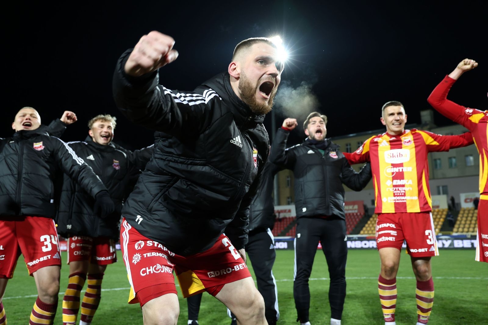 Wygrywamy z Pogonią Grodzisk Mazowiecki 1:0! Cenne zwycięstwo z liderem Betclic 2. Ligi